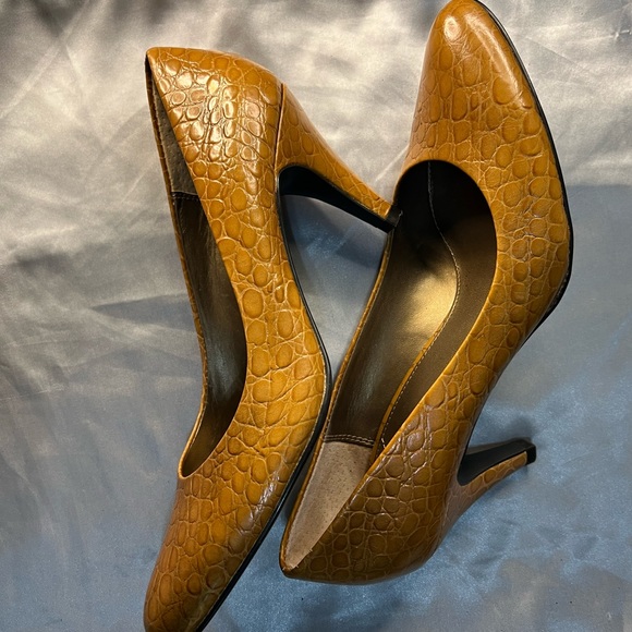 Liz Claiborne Flex women gold size 7m comfortable heels - Picture 2 of 2